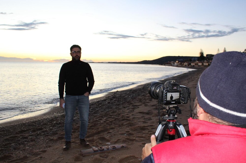 Francesco Pupa durante le riprese del documentario sulla spiaggia di Steccato di Cutro