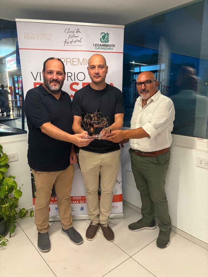 Angelo Resta, Vincenzo Montalcini e Bruno Palermo con il Premio Vittorio De Seta 2026