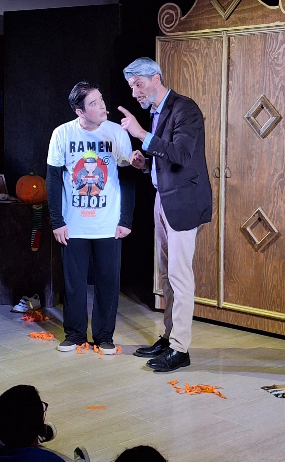 Il nonno e Paolo davanti all’armadio fantastico in Ai miei tempi