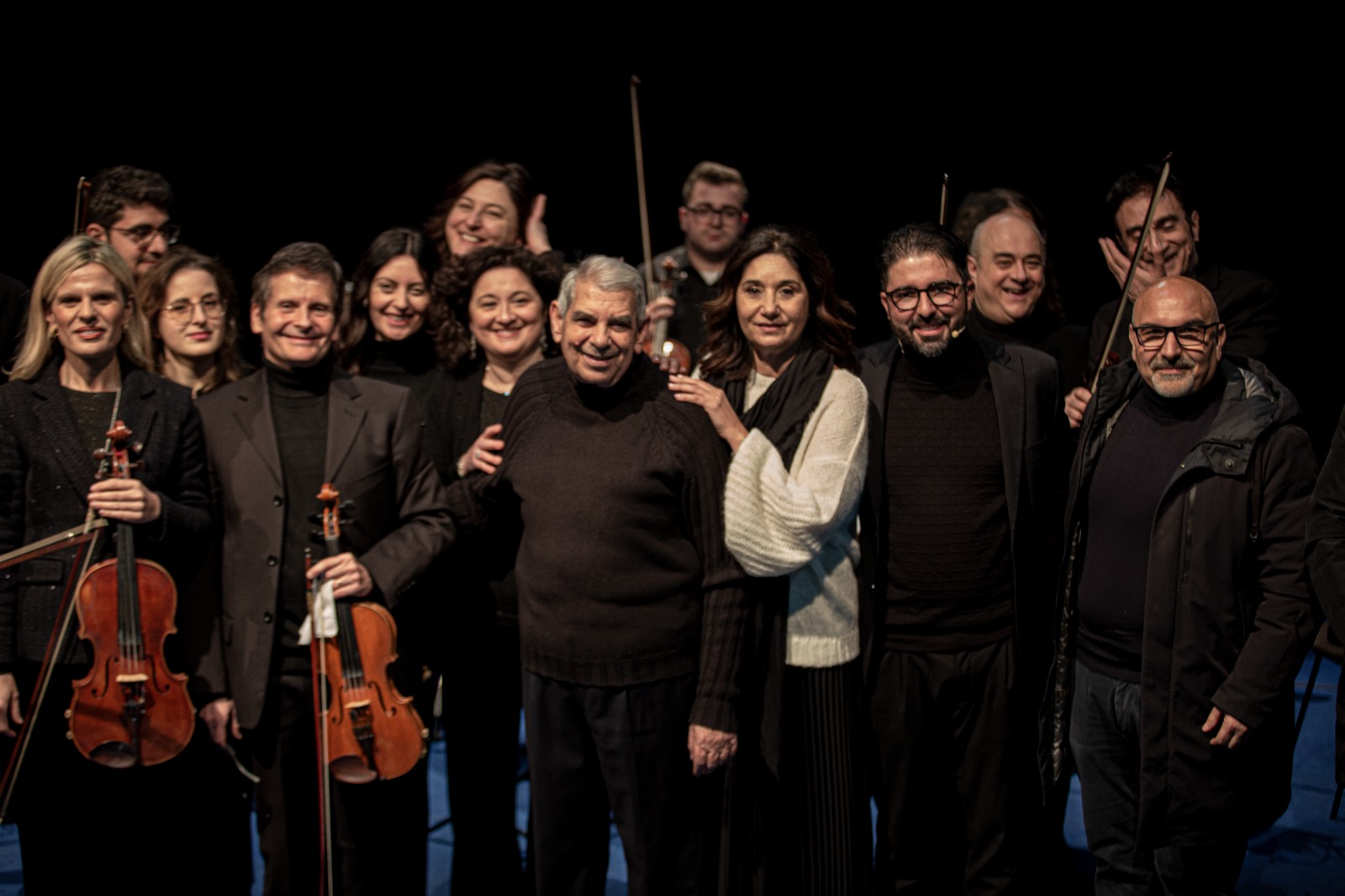 Foto di gruppo degli artisti al termine del concerto