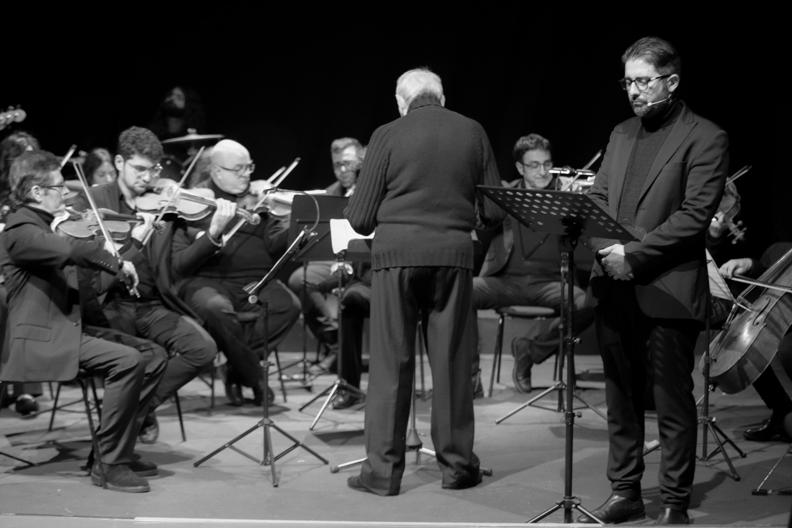 Francesco Pupa al leggio con il Maestro Fernando Romano e l’orchestra